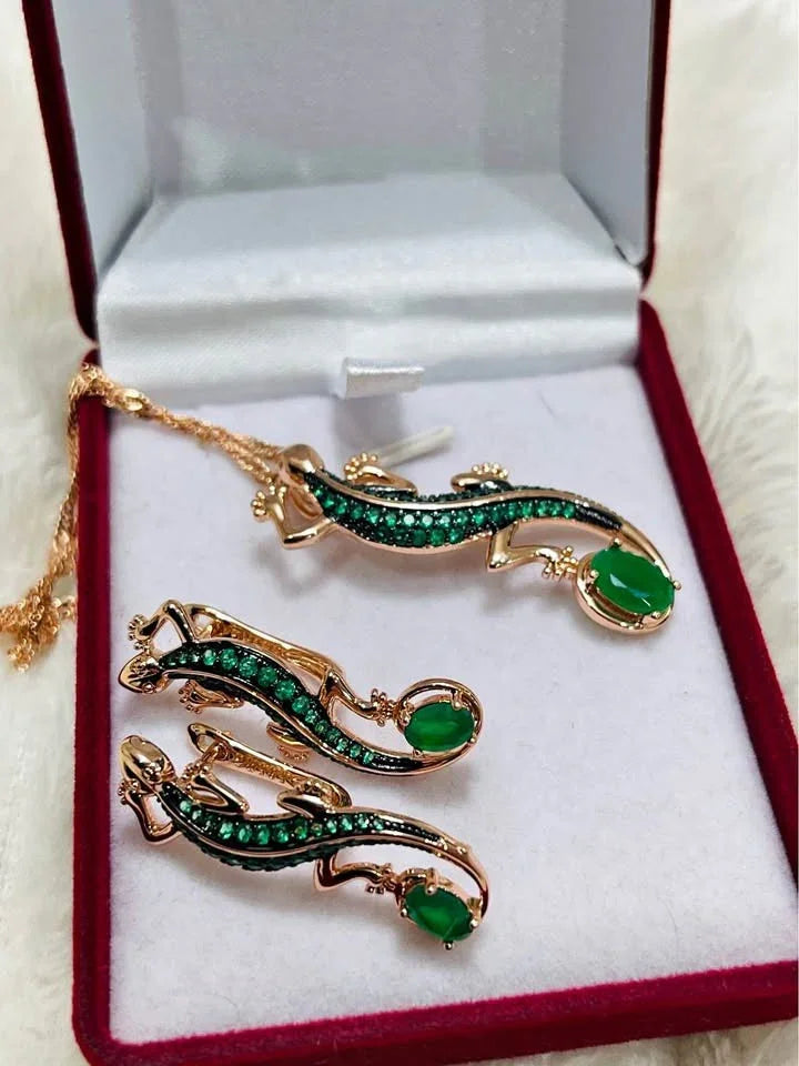 Exquisite rolled gold 585RG salamander jewelry set with vibrant green emerald accents in a red gift box.