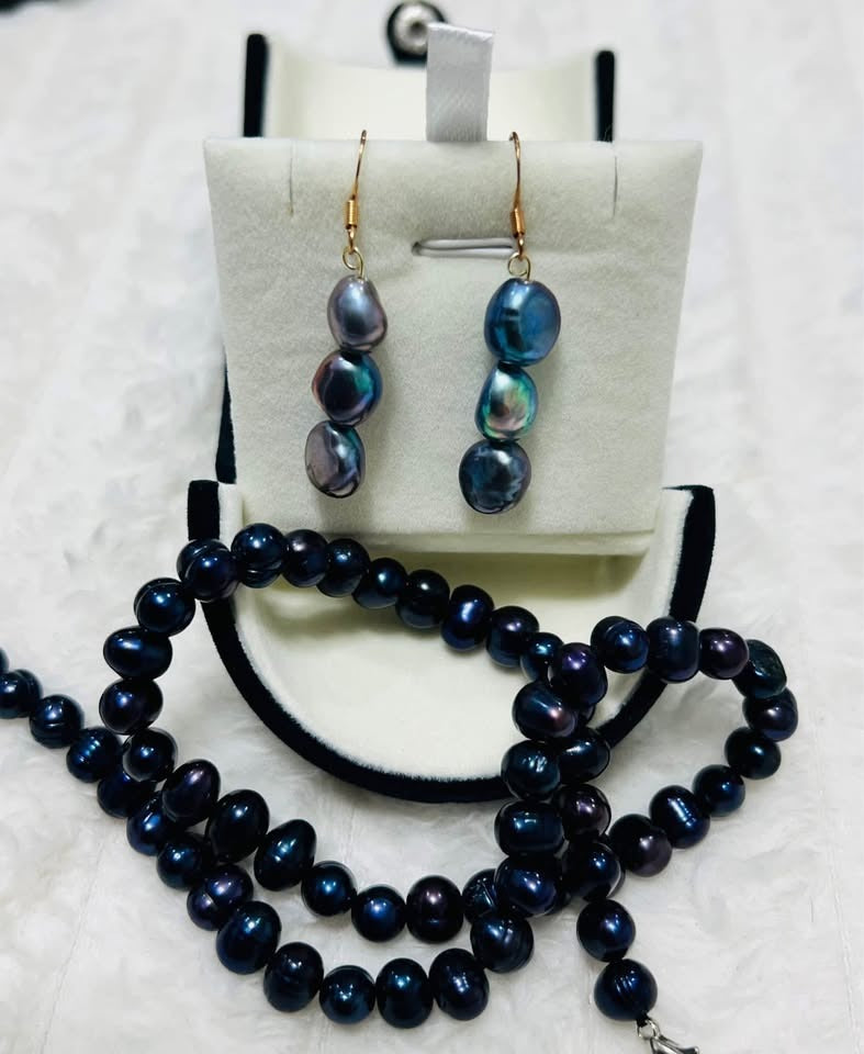 Exquisite set of natural Tahitian black pearls, including a necklace and three-pearl drop earrings.