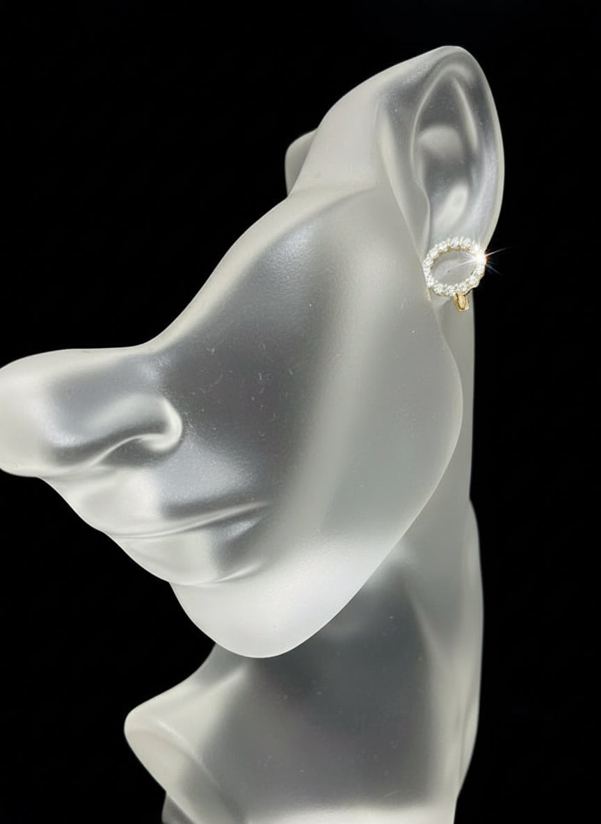 Side view of a 14K 585RG rolled gold white round earring on a mannequin, with "Eva & Elie Gems".