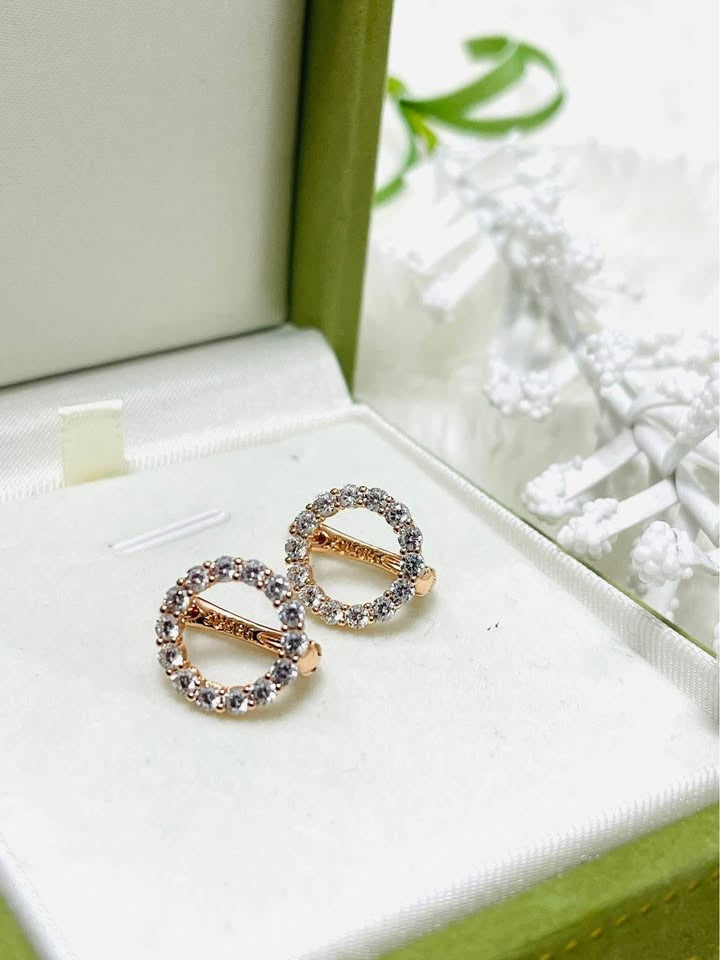  Elegant 14K 585RG rolled gold white round earrings in a green-lined gift box.