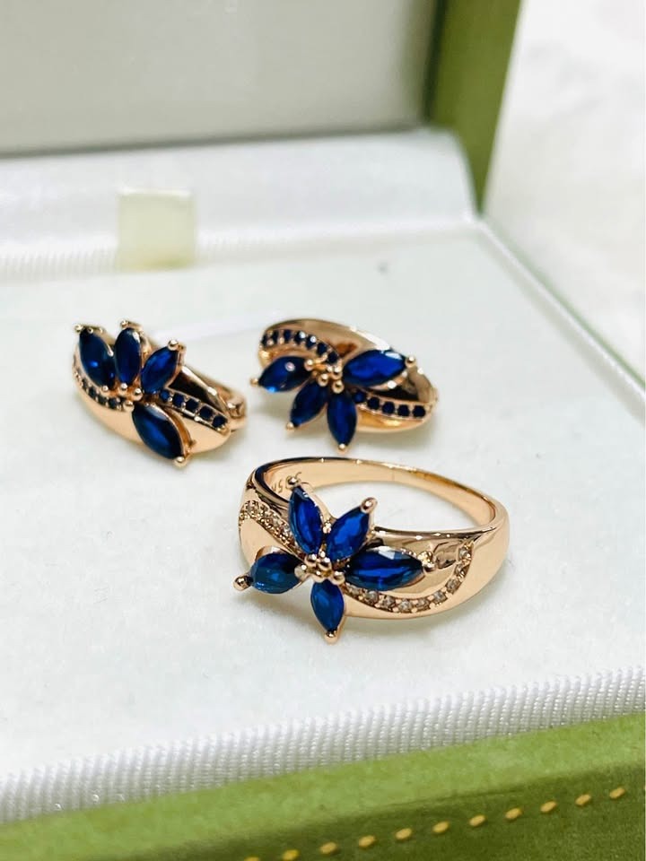 Exquisite 14k 585RG rose gold jewelry set with flower-shaped sapphire and clear stone accents.
