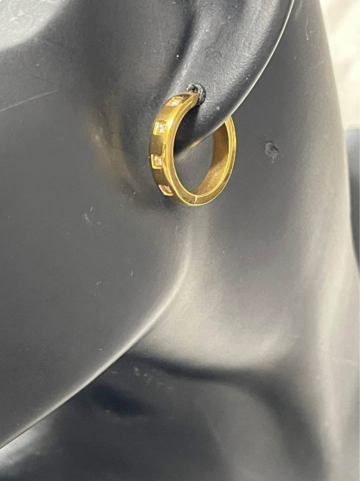 A single 18K gold vermeil hoop earring on a mannequin, demonstrating its stylish design for everyday use.