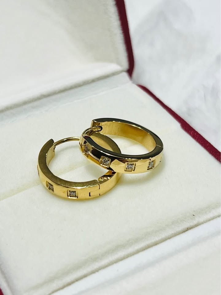  A pair of 18K gold vermeil waterproof Julia hoops with stone accents, presented in a gift box.