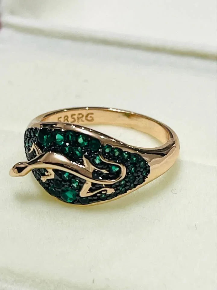 Stunning 585RG rolled gold salamander ring featuring sparkling green accents, perfect for animal lovers.