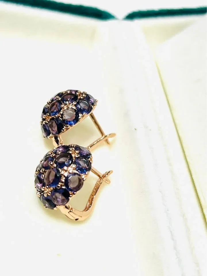 A pair of 585RG rose gold dome earrings with a cluster of round-cut amethysts, captured in a side view.