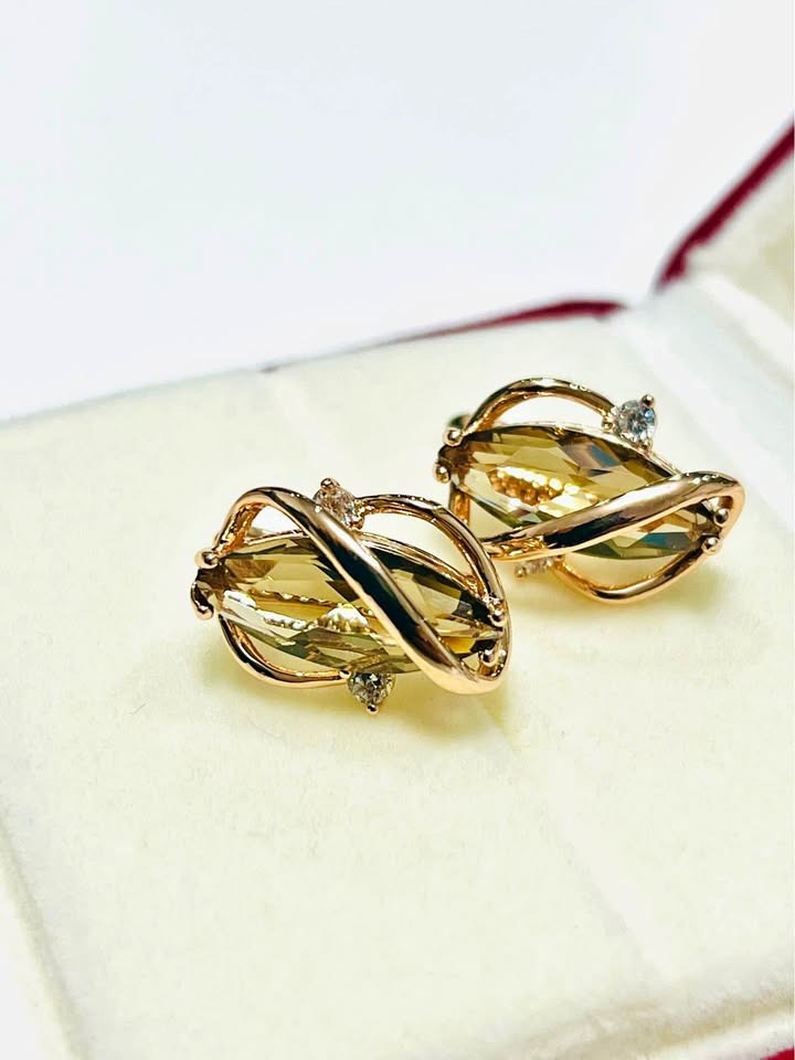 Elegant 585RG rose gold earrings featuring a unique marquise design with natural citrine.