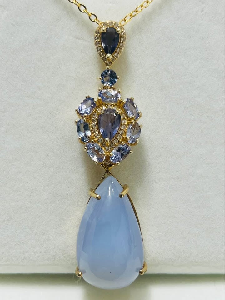 Luxurious 28 ct natural tanzanite and blue sapphire 2-in-1 pendant on display.