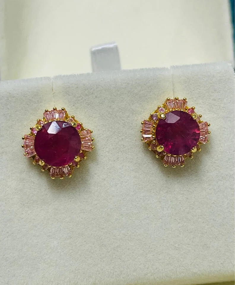  A stunning flower-shaped ring with tanzanite, emerald, and peridot stones in a heart-shaped wooden box.