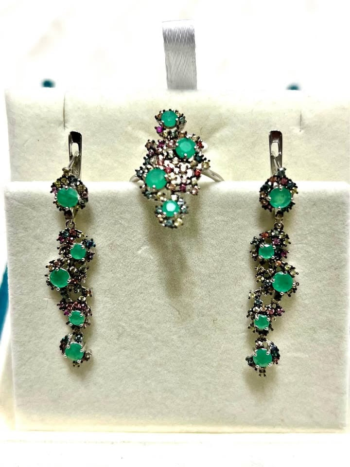 Stunning natural Colombian emerald and sapphire jewelry set, featuring a ring and matching dangle earrings.