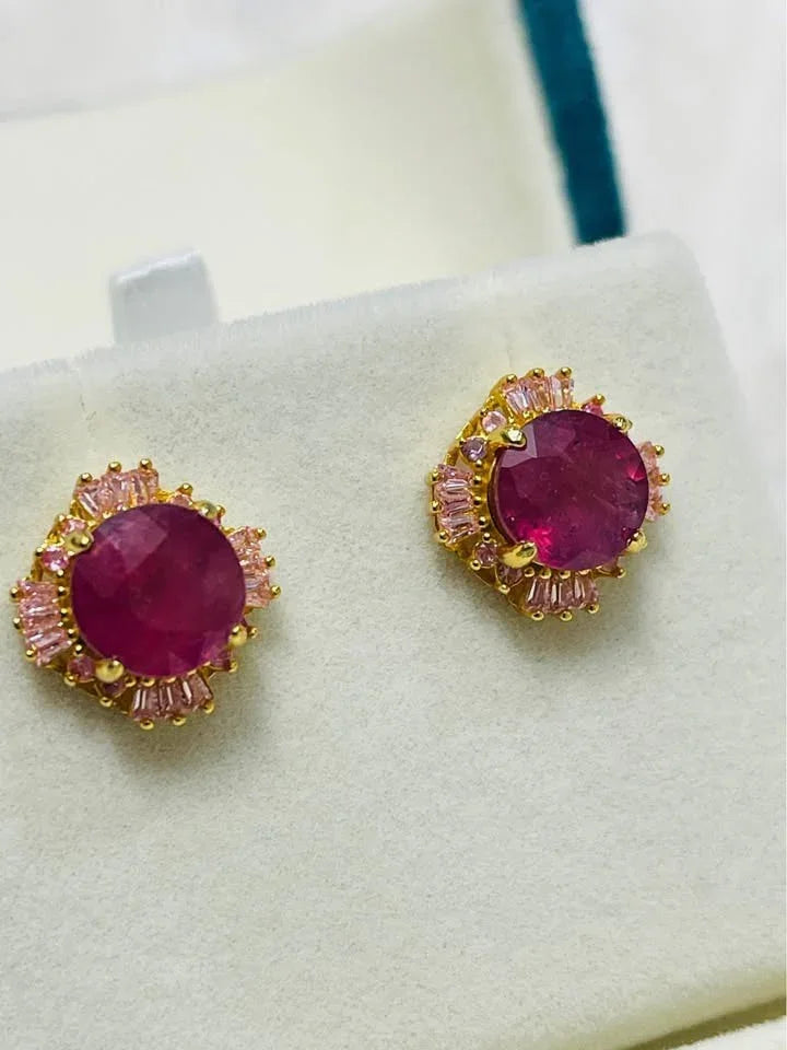  A unique rose gold fox ring. This animal jewelry piece is beautifully decorated with small, sparkling orange gemstones.