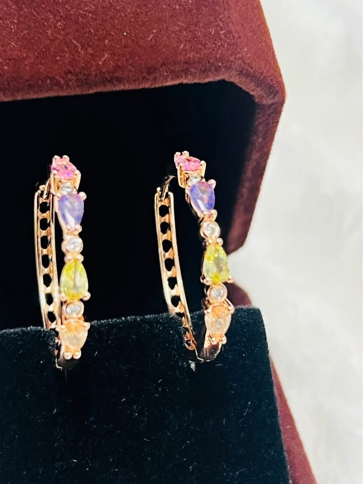  Beautiful 585RG rose gold hoop earrings featuring stacked tourmaline and dazzling accents, presented in a jewelry box.