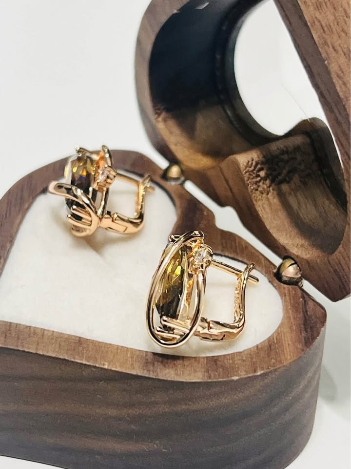 Close-up of 585RG rose gold citrine earrings showing the clasp and intricate setting detail.