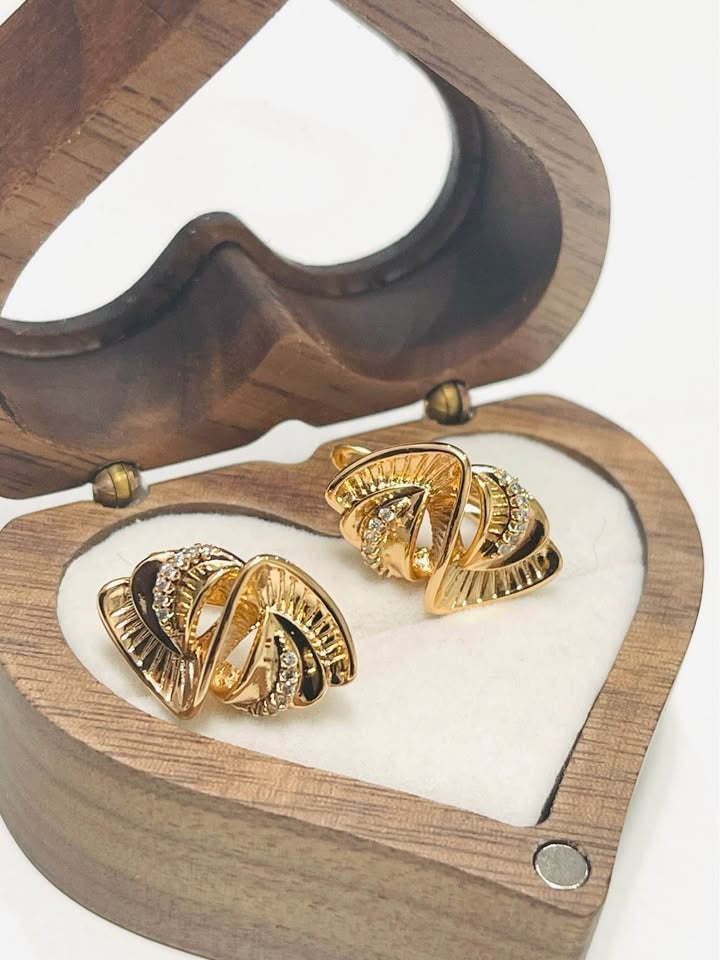 585RG stamped rose gold twist earrings with CZ, presented in a heart-shaped wooden gift box.