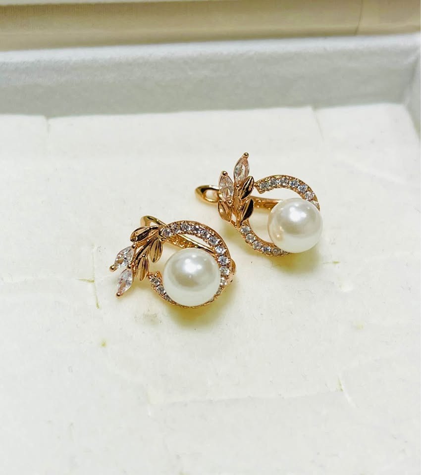 A pair of exquisite 14K equivalent rose gold pearl and zircon earrings, perfect for any occasion.