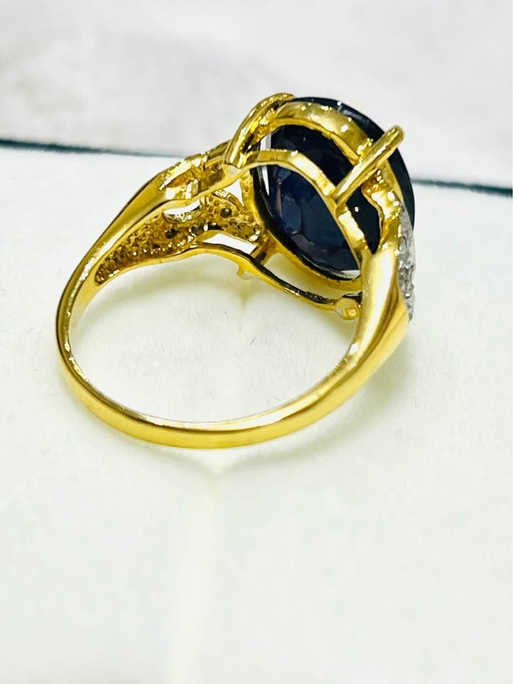 Close-up of the genuine sterling silver band with gold tone and diamond details on a sapphire ring.