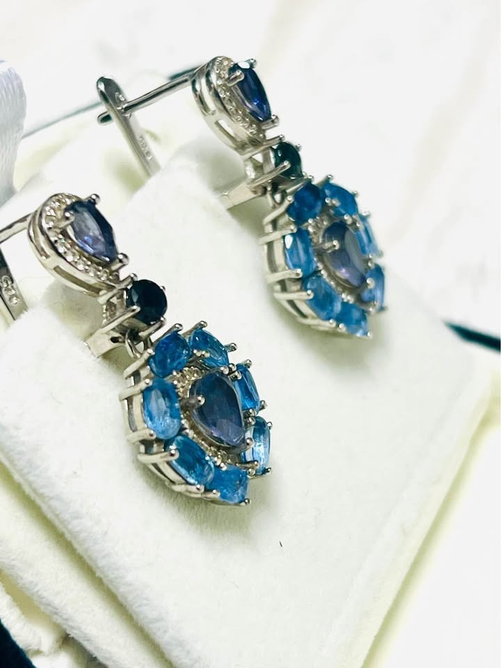  Side profile of handcrafted sapphire and iolite dangle earrings, highlighting their multi-stone design and elegance.