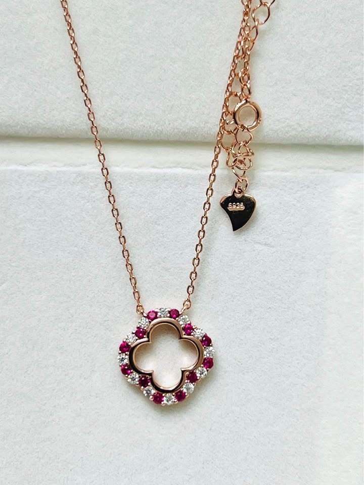 Beautiful sterling silver (S925) clover pendant with ruby and moissanite, featuring an adjustable chain.