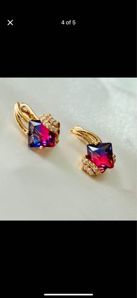 Elegant 585RG rose gold earrings featuring a stunning blue-to-pink gradient two-tone tourmaline.