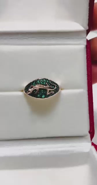 Distinctive green gemstone salamander ring, 585RG stamped Rolled Gold.