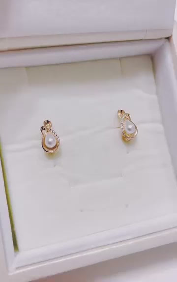 Timeless pearl earrings with delicate clear stone accents, perfect for sophisticated style.