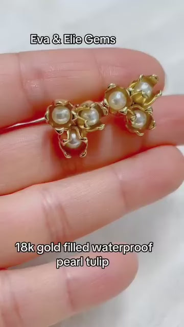 Beautiful pearl and gold flower-shaped earrings, perfect for a delicate touch.