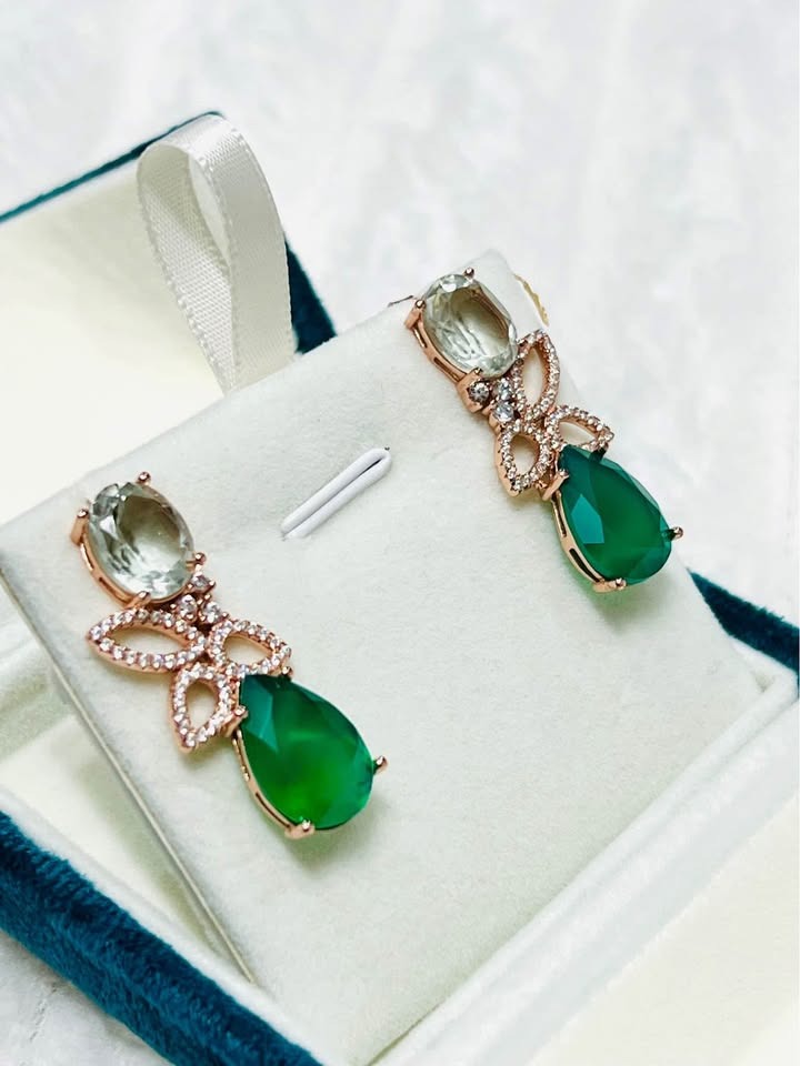 Rose gold earrings featuring a combination of light green amethyst and a dark green agate pear-shaped drop.
